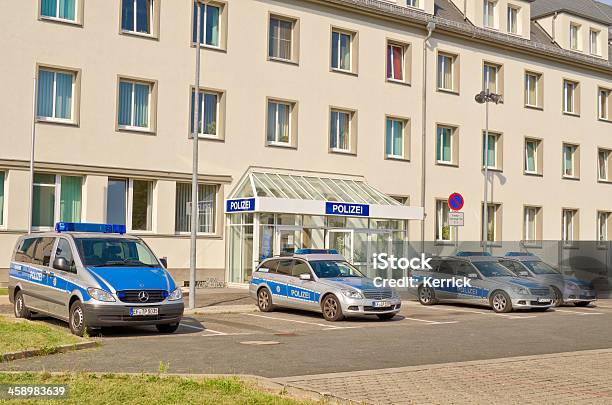 Photo libre de droit de Commissariat De Police Et De Voitures banque d'images et plus d'images libres de droit de Commissariat de police - Commissariat de police, Allemagne, Bleu