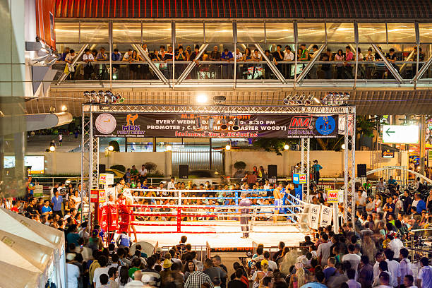 incontro di boxe muay thai boxe, mbk, bangkok, tailandia - mbk foto e immagini stock