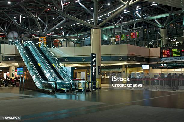 Stazione Ferroviaria Ad Alta Velocità - Fotografie stock e altre immagini di Alta sensibilità - Alta sensibilità, Asia, Aspettare