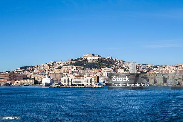 Porto Di Napoli Visto Da Un Traghetto Barca - Fotografie stock e altre immagini di Ambientazione esterna - Ambientazione esterna, Architettura, Attraccato