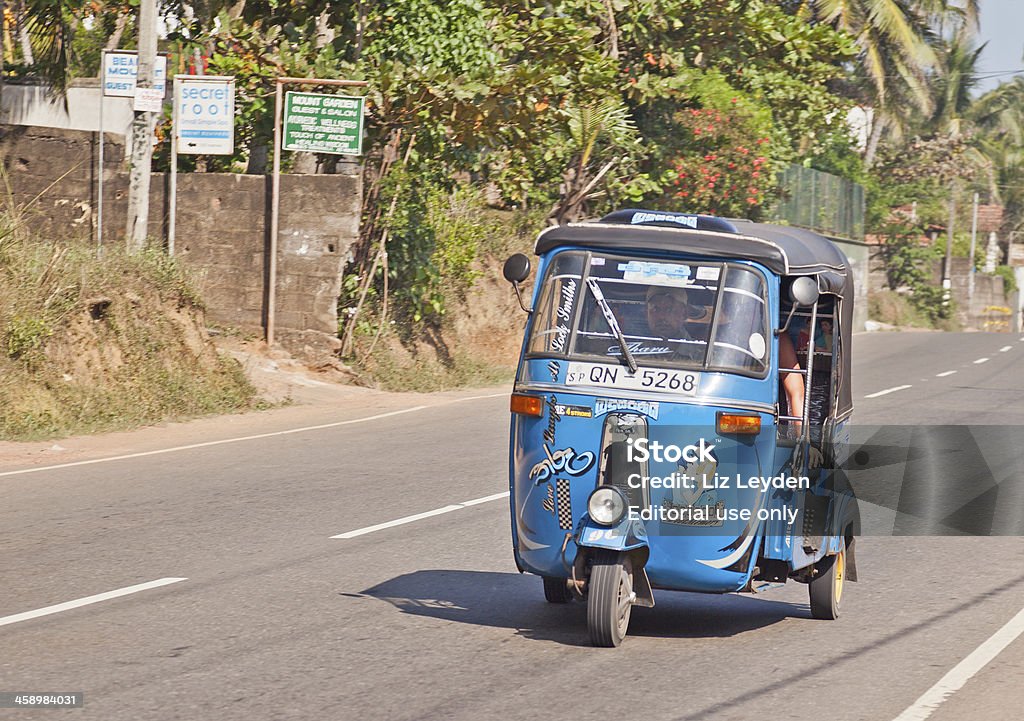 Tuktuk on CGHW Highway, Mirissa, 스리랑카 - 로열티 프리 도로 스톡 사진