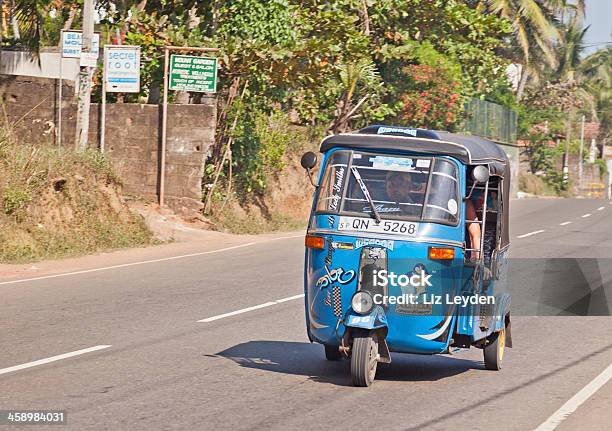 Tuktuk Na Cghw Highway Mirissa Sri Lanka - zdjęcia stockowe i więcej obrazów Autoriksza - Autoriksza, Azja, Droga