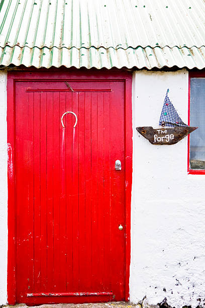 красная дверь - republic of ireland irish culture cottage door стоковые фото и изображения