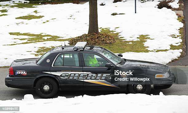 Suburbanos Condado De Xerife Carro De Polícia - Fotografias de stock e mais imagens de Xerife - Xerife, Acidentes e Desastres, Ao Ar Livre