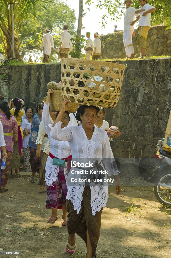 Os peregrinos caminhada para um templo cerimônia em Bali, Indonésia - Foto de stock de Abençoar royalty-free