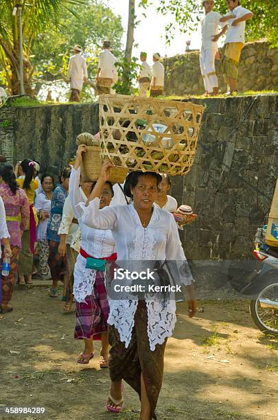 Foto de Os Peregrinos Caminhada Para Um Templo Cerimônia Em Bali Indonésia e mais fotos de stock de Abençoar