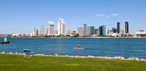 горизонт сан-диего с видом на водную гладь - san diego bay san diego california skyline waterfront стоковые фото и изображения