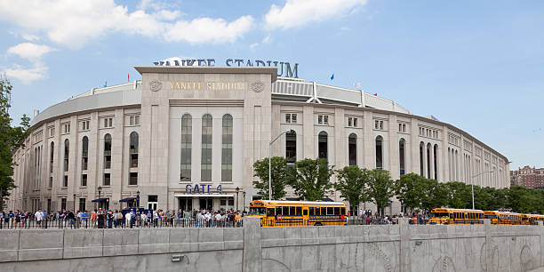 la porte 4 du yankee stadium - new york yankees photos et images de collection