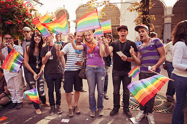 spectateurs à calgary pride parade 2012 - editorial vertical homosexual people photos et images de collection