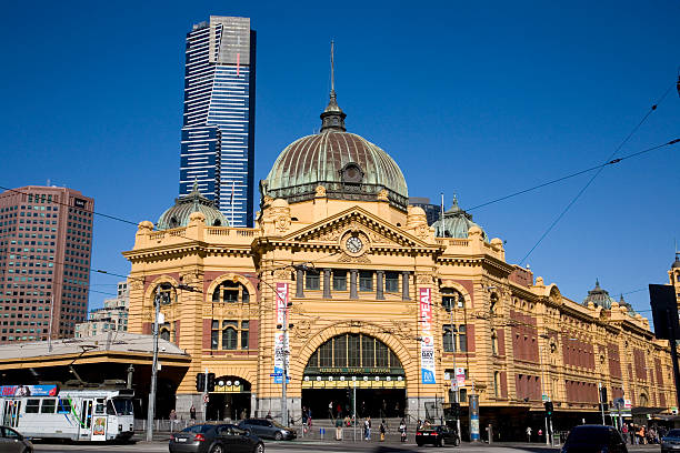 estação flinders street - melbourne australia clock tower clock - fotografias e filmes do acervo