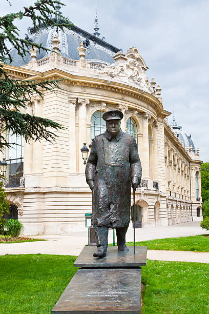 Statue of Winston Churchill, Paris. "Paris, France - June 27, 2012: Statue of Sir Winston Churchill, British Prime Minister during World War II. The 10ft high (3.2m) statue by French sculptor Jean Cardot is made of bronze and was unveiled in 1998. The aA250,000 statue - which was paid for by donations by the French public - has been erected on the Avenue Winston Churchill nearby the Champs Elysees and next to Petit Palais." winston churchill prime minister stock pictures, royalty-free photos & images