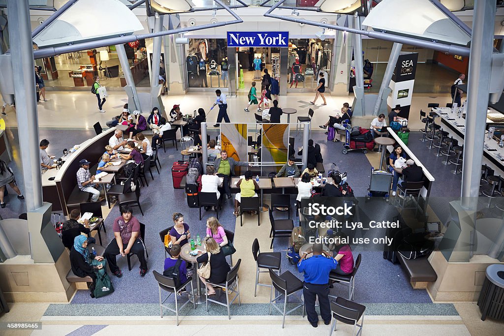 Aeroporto di New York City in attesa di persone # 2 XXL - Foto stock royalty-free di Aeroporto Internazionale JFK