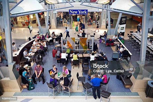 Aeroporto Di New York City In Attesa Di Persone 2 Xxl - Fotografie stock e altre immagini di Aeroporto Internazionale JFK