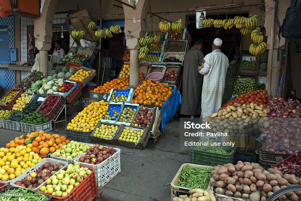 Mercato di frutta e verdura in Tiznit Marocco - Foto stock royalty-free di Adulto