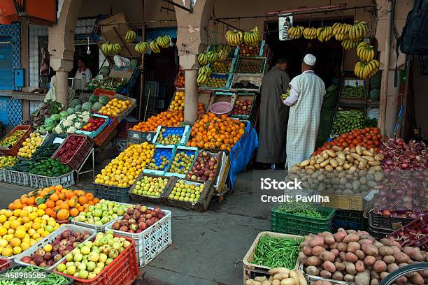 Mercato Di Frutta E Verdura In Tiznit Marocco - Fotografie stock e altre immagini di Adulto - Adulto, Adulto in età matura, Africa