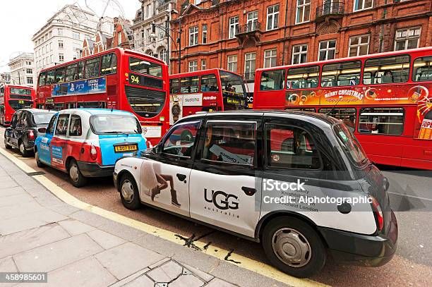 Taxi Rank とロンドンバス - アグブーツのストックフォトや画像を多数ご用意 - アグブーツ, イギリス, イングランド