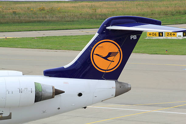 tail eines lufthansa flugzeug - crj 700 stock-fotos und bilder