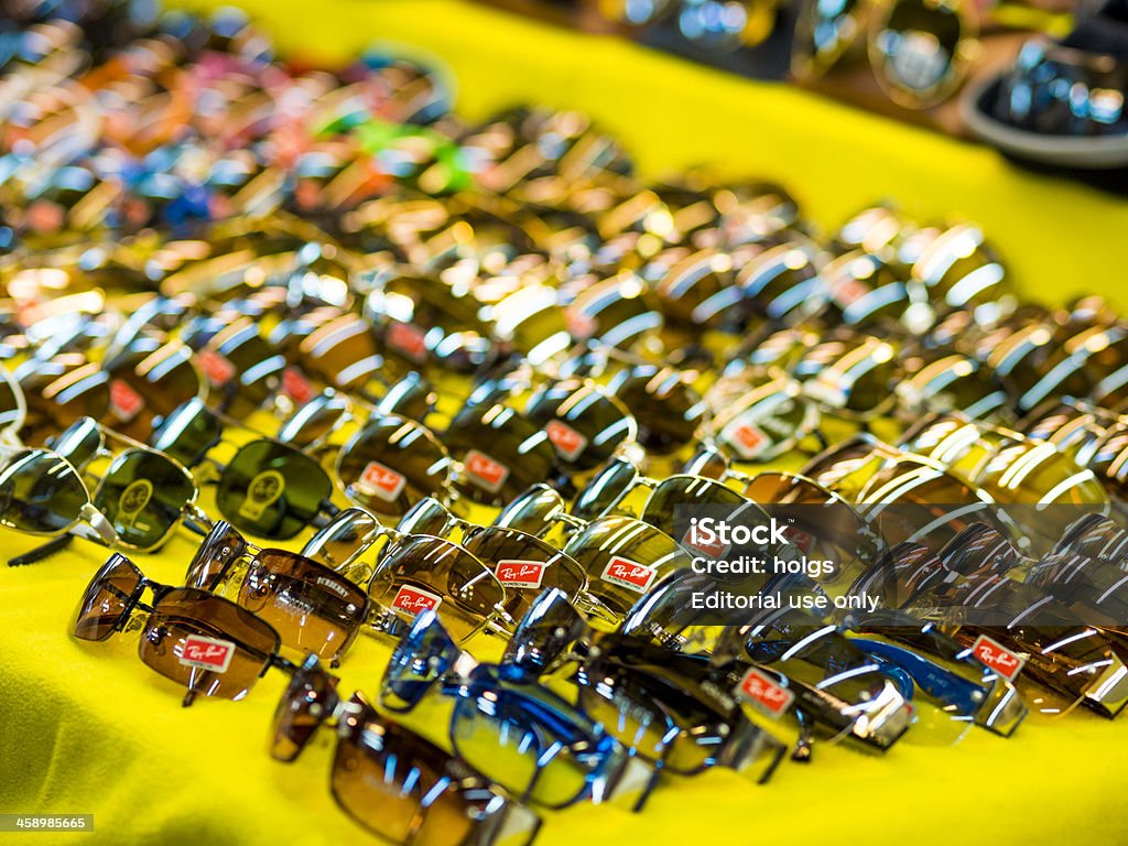 Falso óculos de sol de designer, Bangkok - Foto de stock de Ray-Ban royalty-free