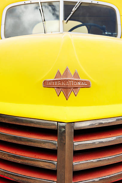 vintage internacional caminhão grille capuz emblema - runabout - fotografias e filmes do acervo
