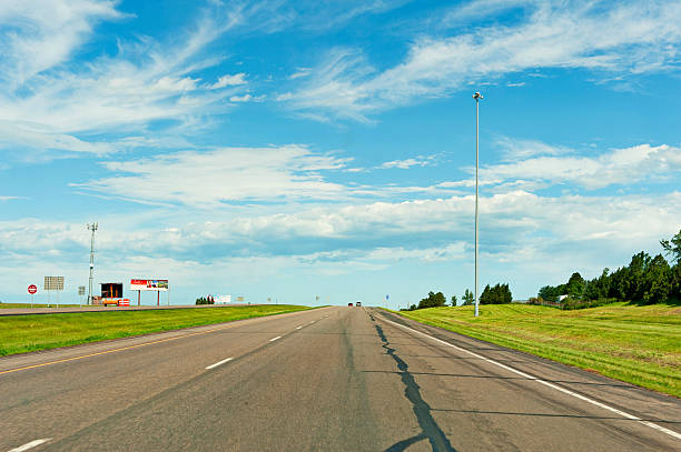 mandan north dakota roadway - highway 94 foto e immagini stock