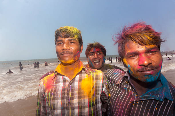 holi-hombres en el mar - indian ocean flash fotografías e imágenes de stock
