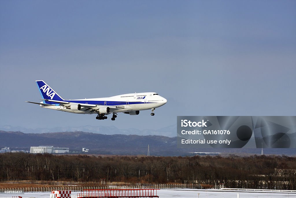 B 747-400 ANA pouso de avião no novo Aairport Sapporo Chitose - Foto de stock de Aeroporto royalty-free