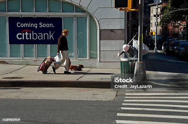 Escena De La Vida De La Ciudad De Nueva York La Diferencia De Dos Personas Manhattan Foto de stock y más banco de imágenes de Perro
