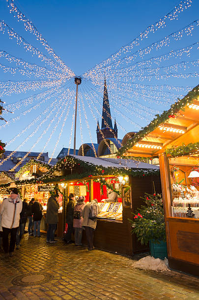 любек рождественский рынок - lubeck стоковые фото и изображения