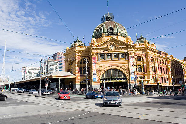 flinders ulica stacja - melbourne australia clock tower clock zdjęcia i obrazy z banku zdjęć