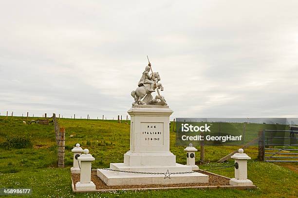 Estátua De St George Na Capela Italiano - Fotografias de stock e mais imagens de Antigo - Antigo, Ao Ar Livre, Arquitetura