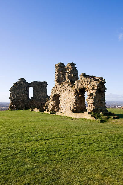 sandália ruínas do castelo em wakefield no oeste de yorkshire - wakefield england wall surrounding wall castle imagens e fotografias de stock