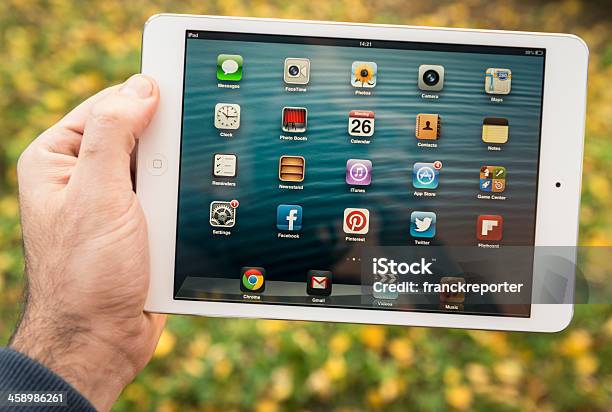 Mano Humana Sosteniendo El Nuevo Ipad Mini Al Aire Libre Foto de stock y más banco de imágenes de Agarrar