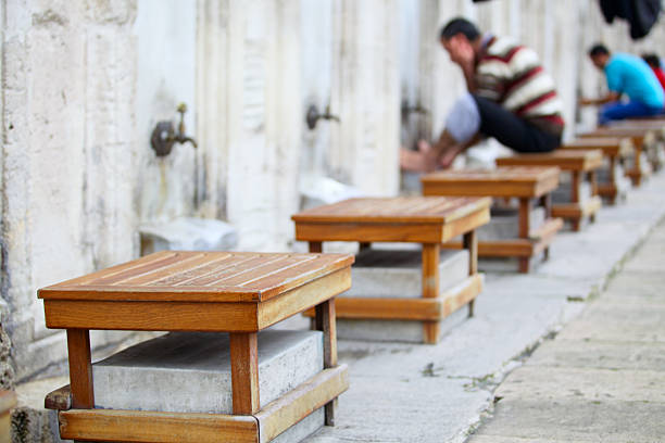 taps und stühle außerhalb suleiman der moschee für ritual reinigung (wudu) - istanbul people faucet turkey stock-fotos und bilder