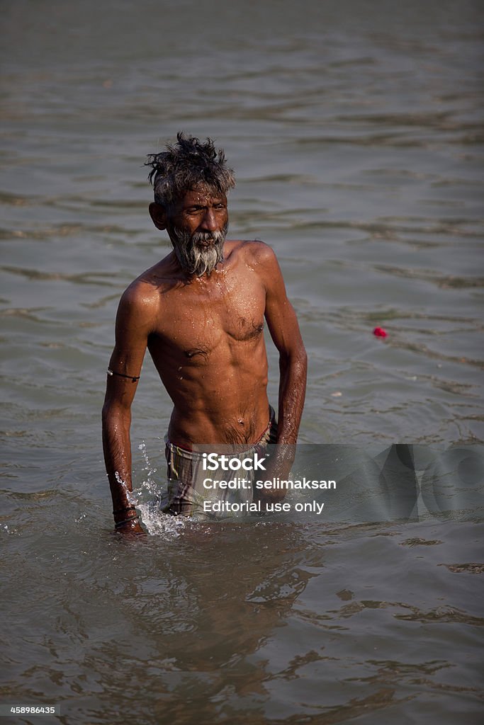 Hombre hindú baños en la mezquita del río Ganges - Foto de stock de Acontecimiento libre de derechos