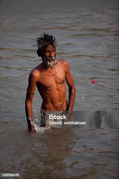 Hombre Hindú Baños En La Mezquita Del Río Ganges Foto de stock y más banco de imágenes de Acontecimiento - Acontecimiento, Adulto, Aire libre