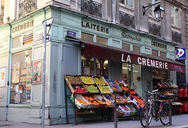 français traditionnels d'achat de denrées alimentaires - marché établissement commercial photos et images de collection