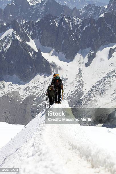 Equipa De Mountaineers - Fotografias de stock e mais imagens de Alpes Europeus - Alpes Europeus, Alta Savoie, Ao Ar Livre