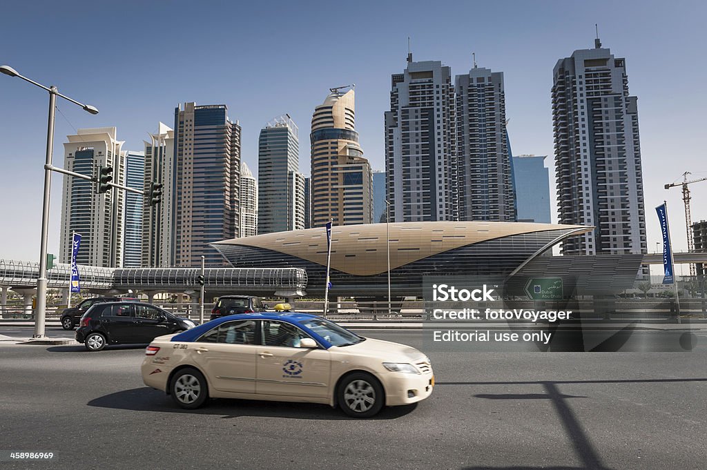 Dubai highrise Autostrada stacji metra, taksówki - Zbiór zdjęć royalty-free (Aleja)