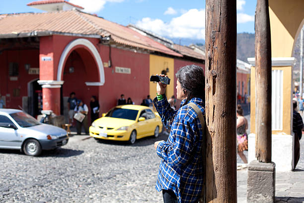 turysta człowiek - editorial guatemala antigua tourist zdjęcia i obrazy z banku zdjęć