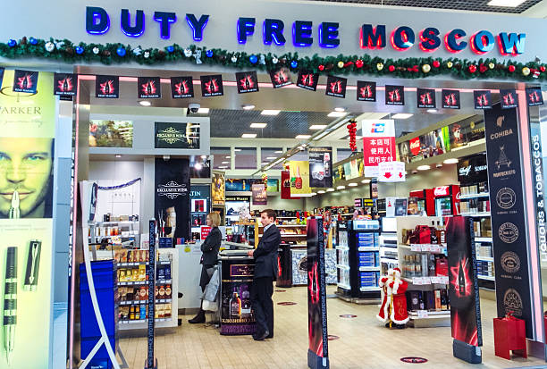 duty-free-shop am flughafen sheremetyevo, moskau, russland - mobilestock editorial russia airport stock-fotos und bilder