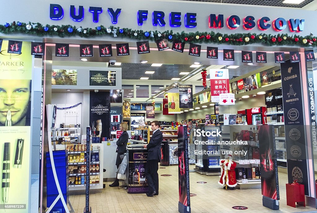 Sklep bezcłowy na Lotnisko Szeremietiewo, Moskwa, Rosja - Zbiór zdjęć royalty-free (Alkohol - napój)