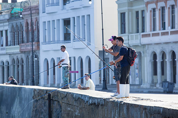 rybaków połowów na morzu malecón na ścianie w hawanie na kubie - capital cities retaining wall malecon coastline zdjęcia i obrazy z banku zdjęć