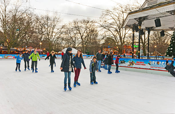 el país de las maravillas de invierno al aire libre patinaje sobre hielo - sport parent bleachers family fotografías e imágenes de stock