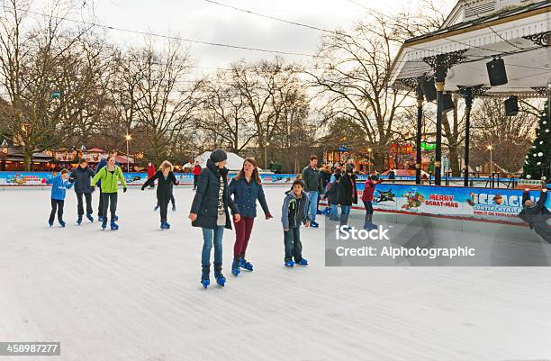 Photo libre de droit de Winter Wonderland À La Patinoire En Plein Air banque d'images et plus d'images libres de droit de Adolescent - Adolescent, Adulte, Alpes européennes