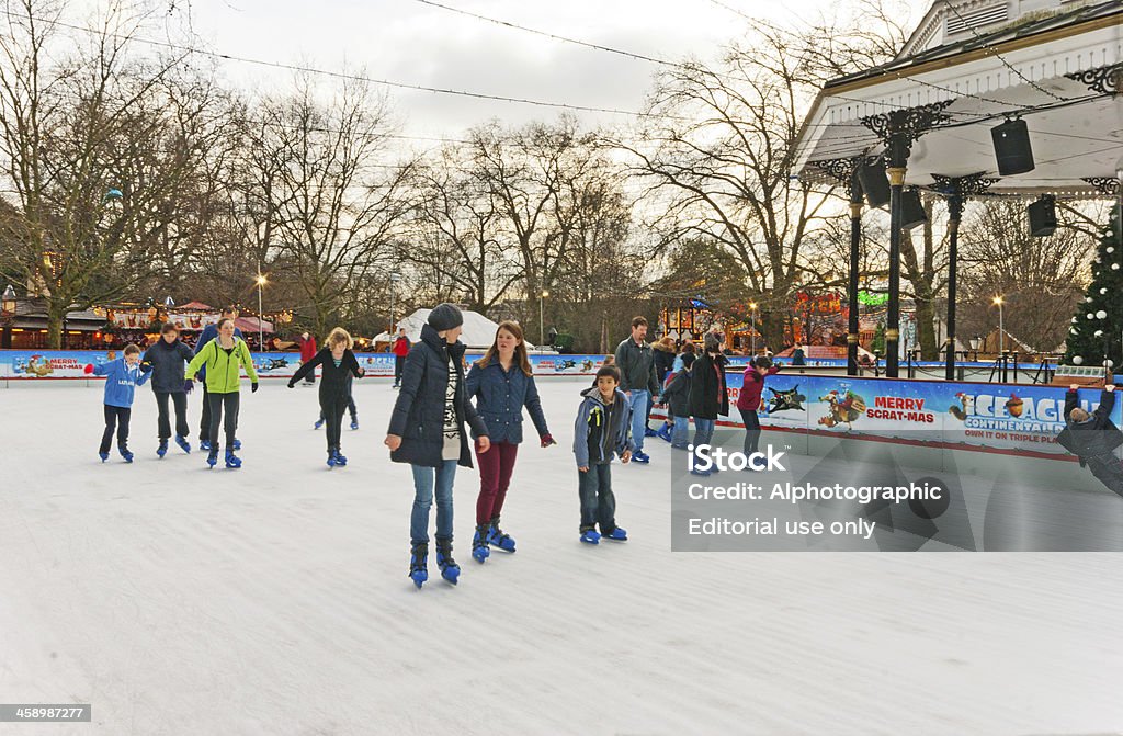 Winter Wonderland pista de patinação no gelo ao ar livre - Foto de stock de Adolescente royalty-free