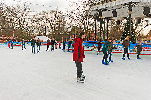 冬のワンダーランドの屋外アイスリンク - ice skating young couple daughter mother ストックフォトと画像