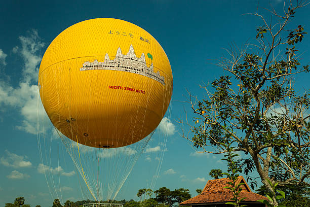 de ar quente em angkor wat - helium balloon asia angkor angkor wat - fotografias e filmes do acervo