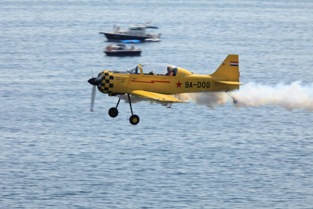 acrobatas avião em ação - stunt stunt plane airplane small - fotografias e filmes do acervo