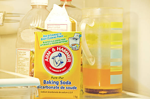 ręka i młot soda oczyszczona - arm & hammer baking soda box editorial zdjęcia i obrazy z banku zdjęć