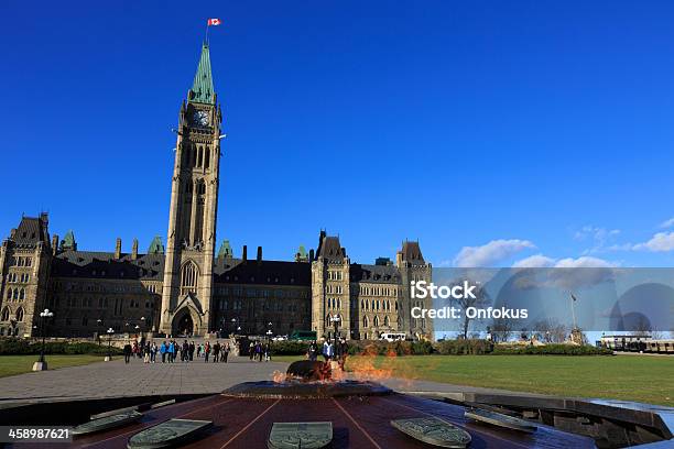 Parlamento Canadiano Casa Em Céu Azul Ottawa Canadá - Fotografias de stock e mais imagens de Alto - Altura Humana